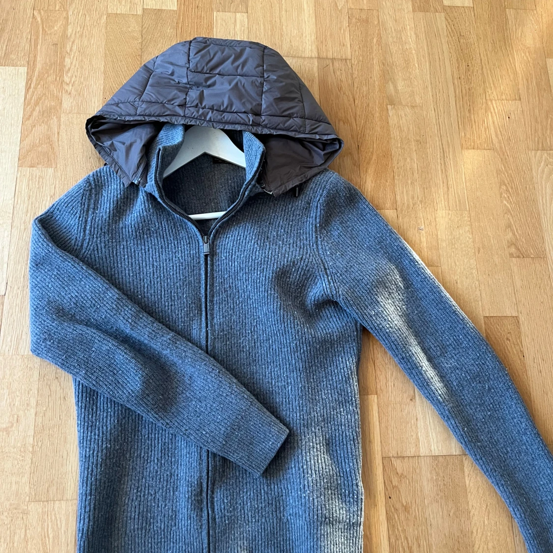Grå stickad cardigan från Massimo Dutti