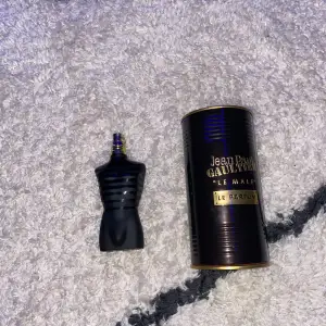 Säljer en elegant och maskulin parfym från Jean Paul Gaultier, Le Male Le Parfum. Flaskan är formad som en manlig torso i svart med guldiga detaljer, vilket ger en lyxig känsla. Parfymen kommer i en stilren svart och guldig förpackning. Perfekt för vinter, kvällar och speciella tillfällen. Ungefär 112 ml kvar av 125. Nypris ligger på runt 1400. Mitt pris 1000kr. Hör av er om ni har några funderingar.