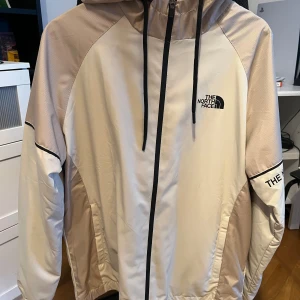 The north face jacka  - Tjena säljer denna fina jackan nyskick använd 3 gånger Max, fast pris då det är rimligt för detta fina exemplar, Kan skickas ifall det önskas. 
