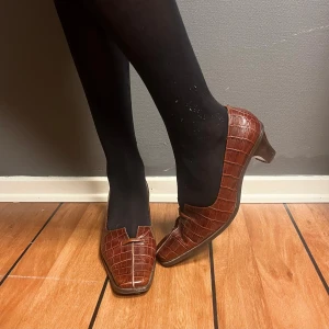 Italienska kitten pumps - Itailenska klackskor från Via Veneto i krokodilskinnsmaterial. Oklart om de är äkta läder, men ser ut som det. Bra begagnat skick.