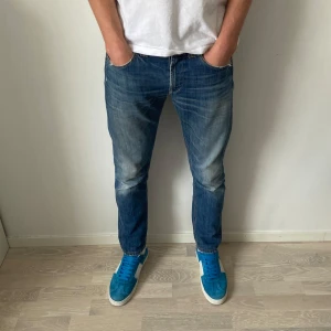 Dondup jeans  - Tja! Säljer nu dessa rikitgt snygga Dondup jeansen. Skick 8/10, inga fel eller defekter. Nypris ligger på runt 3500, mitt pris 899. Hör av dig vid frågor eller funderingar!