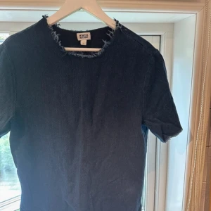 Weekday jeanstopp - Sååå cool mörkare jeanstopp från weekday! Assnygg till ett par jeans i liknande tvätt !