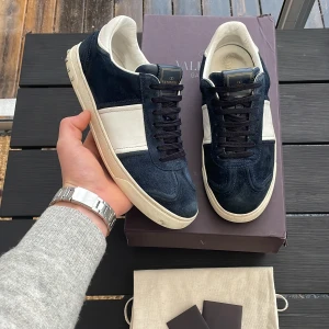 Valentino flycrews  - Säljer nu dessa extremt feta valentino flycrews i den mest eftertraktade färgen navy blå! Storlek 39 men passar även 40-41. Skick 8,5/10 endast 2 nitar saknas! Ena skon e lite sliten undertill. Box, dustbag och en extranit samt kyvärr tillkommer! Kan gå ner i pris vid snabb och smidig affär. Hör av dig vid minsta fundering!🤩