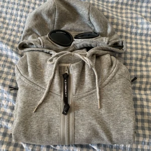 Grå hoodie från C.P. Company - C.P company hoodie Storlek XL Knappt använd Djur och rökfritt hem   Skriv gärna om du har frågor!