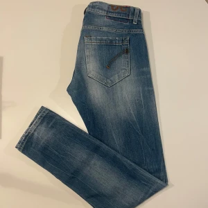 Dondup George Jeans  - Säljer ett par snygga blå jeans från Dondup. Använda 1-2 gånger och är som ny. Säljer på grund av storlek. Säljer för ett extremt bra pris, Ny pris 2999kr.                                                        Hör av er vid frågor och funderingar!