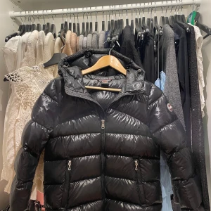 Vinterjacka - Testar att lägga ut min jättefina vinterjacka från colmar! Den är väl använd men i bra skick förutom ett hål vid armen där det sitter en lagningslapp som ni ser på bilderna, jag själv tycker däremot inte man tänker på det när man har på sig jackan! Hör gärna av er vid intresse eller prisförslag 