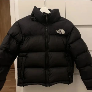 Svart 1996 Retro Nuptse dunjacka från The North Face - Säljer min jättefina the north face jacka i svart & storlek M. Köptes från zalando förra året och älskar men säljer då den inte längre passar mig! Hör av dig för fler frågor 🙏🏼❤️ord pris 3899kr säljer för 2499kr