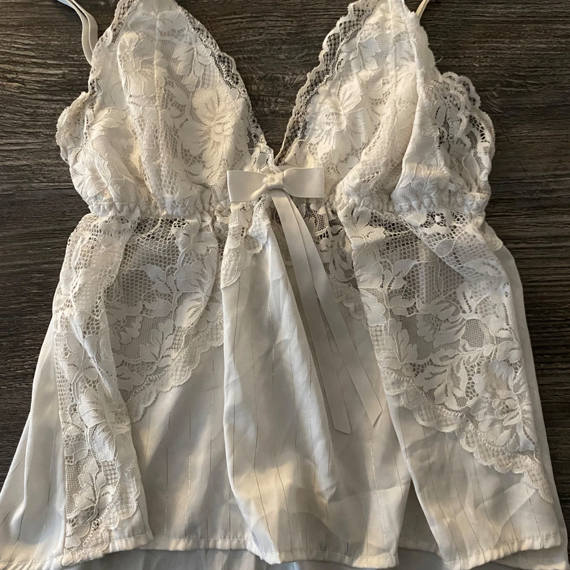 Vit spetslinne med rosett