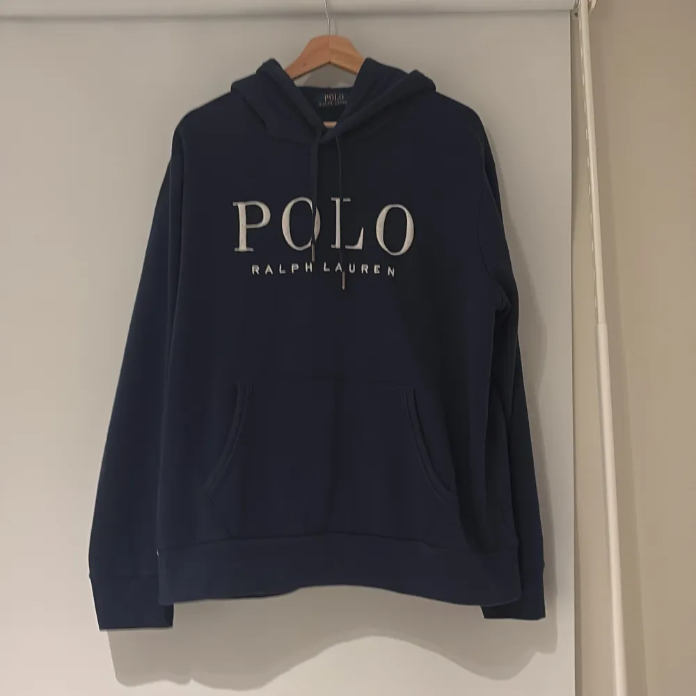 Säljer denna mörkblåa hoodien från Ralph lauren i storlek L. Den är i väldigt bra skick och har inte blivit använd många gånger. Bara att skriva vid funderingar... Tröjor & Koftor.