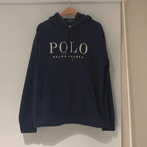  Ralph Lauren hoodie  - Säljer denna mörkblåa hoodien från Ralph lauren i storlek L. Den är i väldigt bra skick och har inte blivit använd många gånger. Bara att skriva vid funderingar..