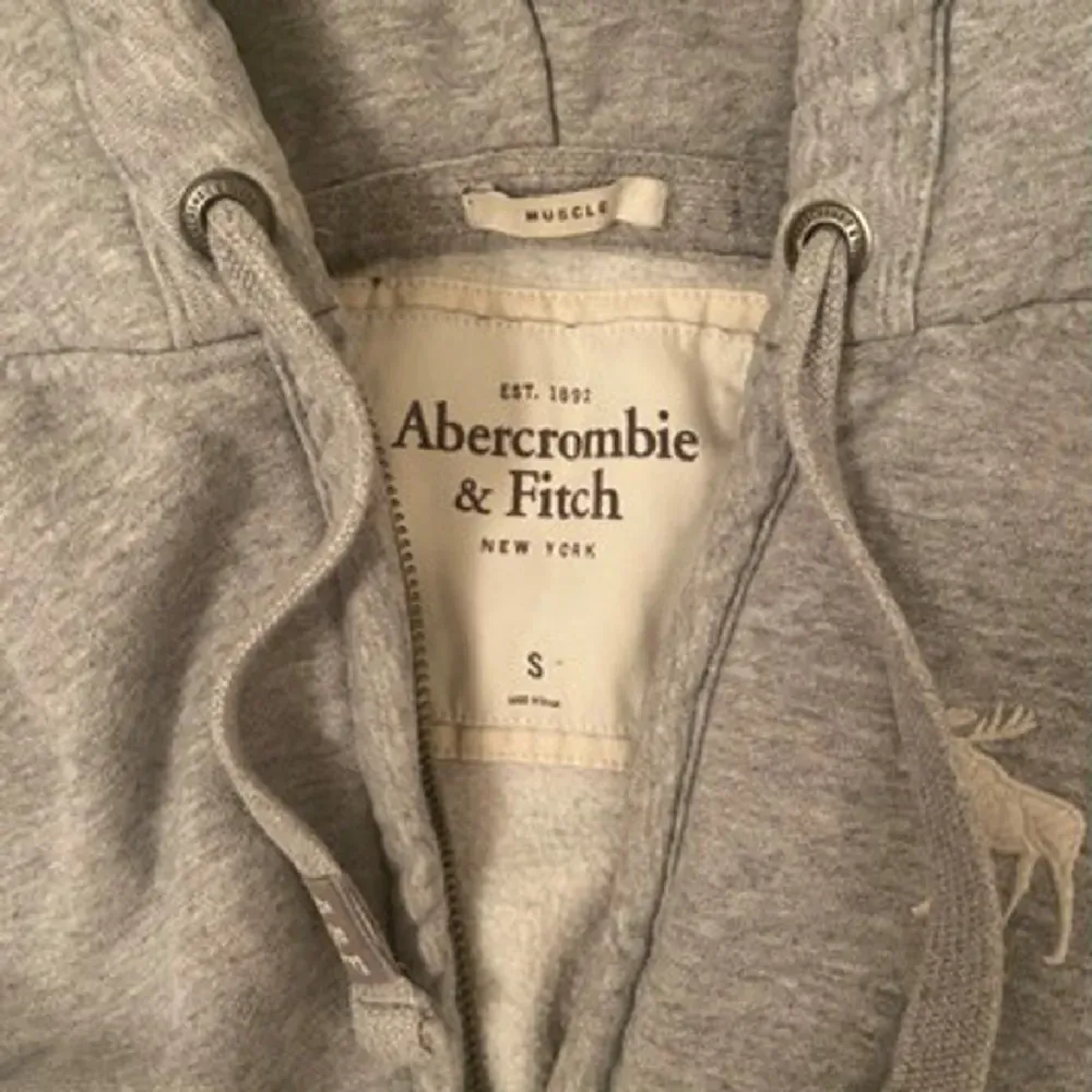 Snygg zip upp hoodie från abercrombie & fitch som är knappt använt. Storlek S men passar även M. . Tröjor & Koftor.