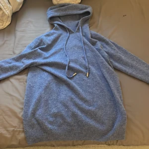 Blå Merino ull hoodie - Hoodie köpte jag i Frankrike när jag var där för några månader sen men inte fått användning av den därefter.