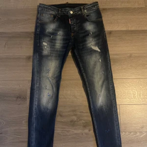 Dsquared2 byxor  - Säljer dessa helt nya dsq byxor för herr. Aldrig använda. Jättefina byxor med skit snygg färg. Har ni några frågor då dm mig😊
