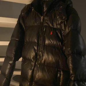 Svart pufferjacka från Ralph Lauren - Säljer nu min Ralph lauren jacka då den blivit för liten. Qr kod finns för de som är intresserade av jackan👍hör gärna av er ifall intresse finns🤗 (nypris 6000)