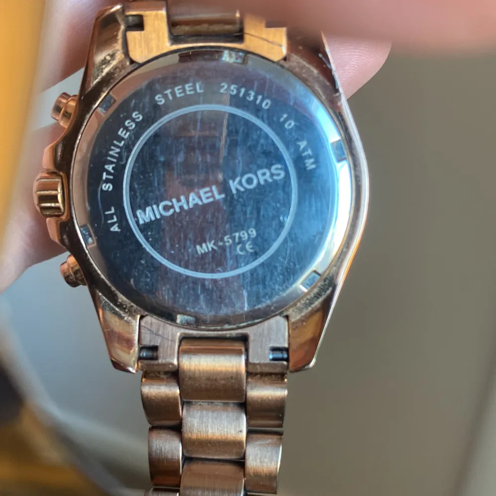 Michael kors klocka i brons Några små defekter på färgen på ena klockbandet. Batteri behöver bytas. Accessoarer.