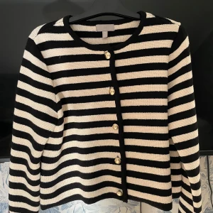 Randig kappa/kofta - Säljer denna nästan oanvända tröjan från HM i nyskick. Hör av dig vid intresse eller frågor 🫶