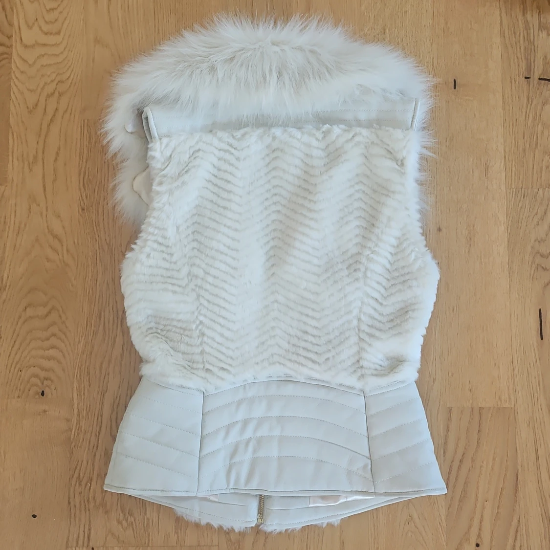 Cremefärgad pälsväst från Guess - 91