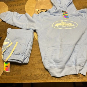 Cortiez tracksuit ljusblå  - Väldigt unik tracksuit som är helt ny passar även de som har storleken L 