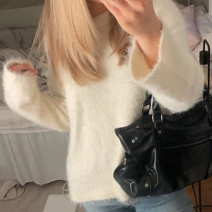 Vit fluffig tröja - Mysig och fluffig vit tröja perfekt för kyliga dagar. Den har en avslappnad passform och långa ärmar, vilket gör den superbekväm att bära. Passar perfekt till jeans för en casual look. Skriv för fler bilder❤️ köpte av Pernilla Wahlgrens kollektion 