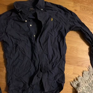 Polo Ralph Lauren - Mörkblö polo ralph lauren skjorta i nyskick