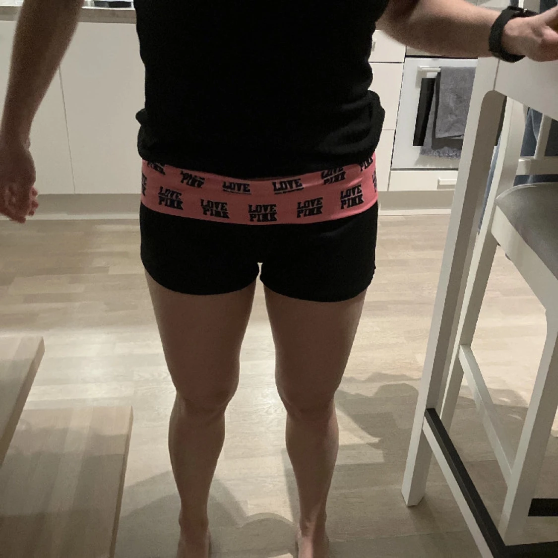 Svarta shorts med rosa resår  - 91