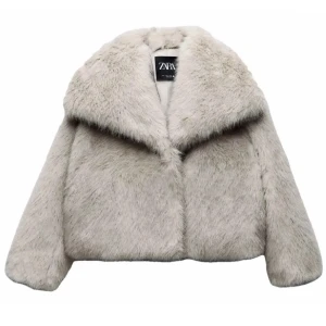 Grå pälsjacka från Zara - Säljer en supermjuk och fluffig grå pälsjacka från Zara. Den är i fint skick och fungerar perfekt som vinterjacka💕