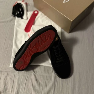 Louboutin skor - säljer mina nästan helt nya Louboutin skor. De är endast använda 1 gång och är i 10/10 (sprillans nytt) allt på bilden ingår. Skorna säljs för 2300