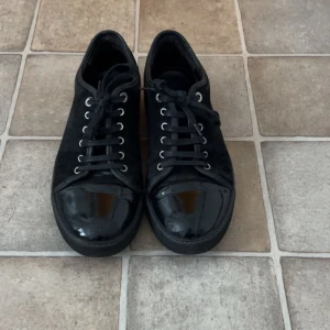 Svarta lanvins storlek 41 - Säljer ett par stilrena svarta sneakers från Lanvin i bra skick. 