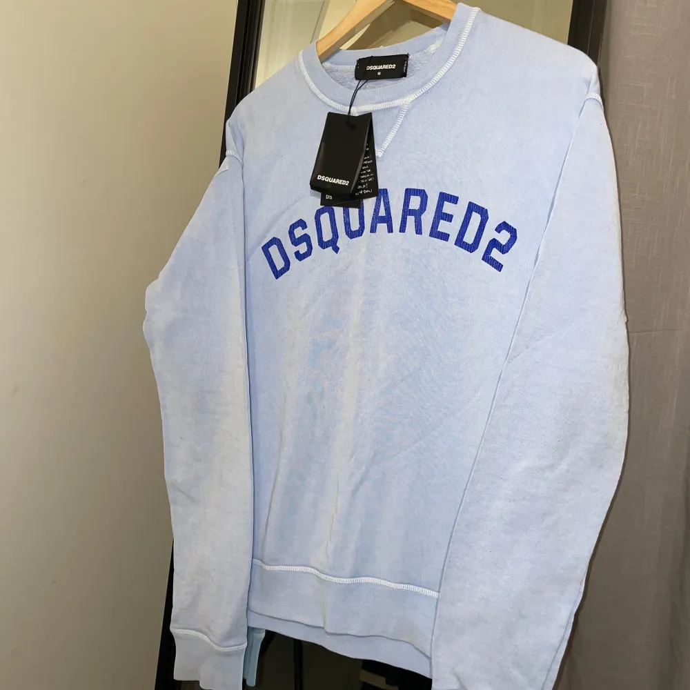 Väldigt fin dsquared tröja som är från ABCD i göteborg. Väldigt bra skick oanvänd med tags kvar. Köptes för 5tusen kronor. Storlek M men passar även S. 🦋. Tröjor & Koftor.