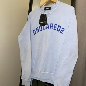 Ljusblå DSquared2 Sweatshirt - Väldigt fin dsquared tröja som är från ABCD i göteborg. Väldigt bra skick oanvänd med tags kvar. Köptes för 5tusen kronor. Storlek M men passar även S. 🦋