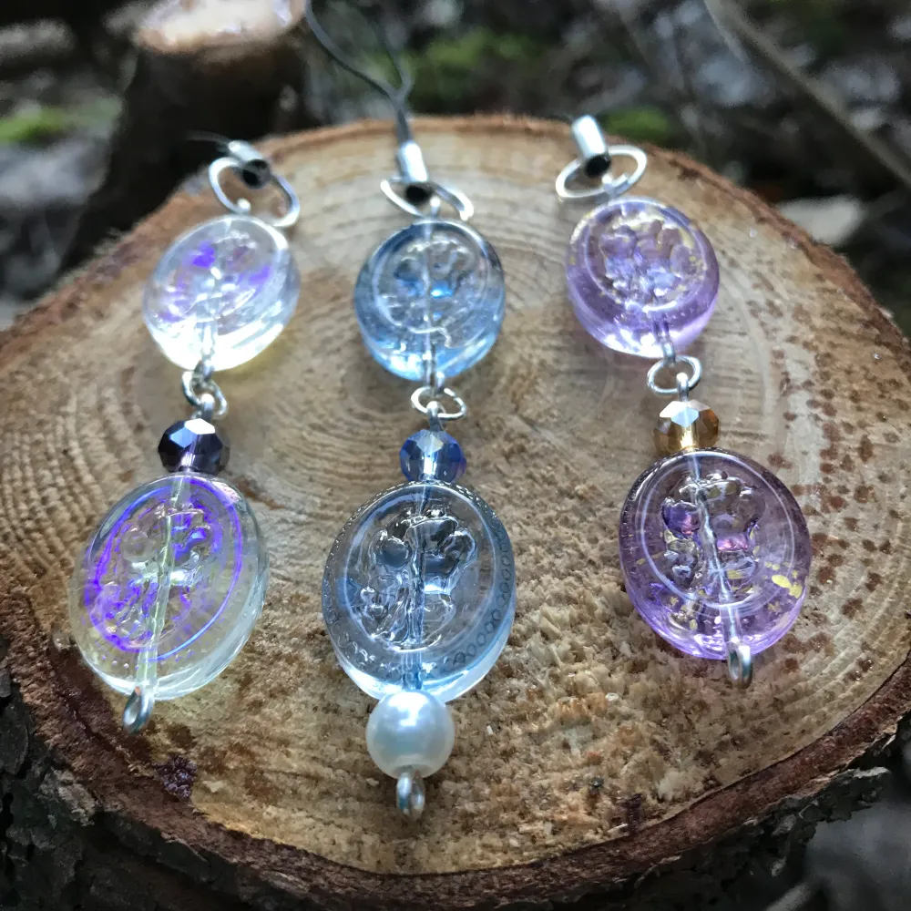 Vackra Phone/Väsk/kamera-charms som är gjorda av glaspärlor och silveromfattning🔮🌸🍄🌿kan användas på ryggsäckar och datorfodral.mm. 🎒💼50kr st💸Finns en massa olika designer och teman, kan göra custom☺️. Asusteet.