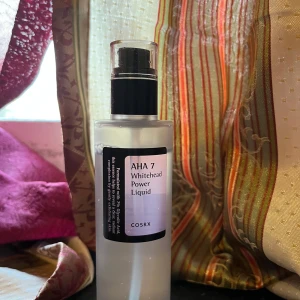 AHA 7 Whitehead Power Liquid från COSRX - Säljer en AHA 7 Whitehead Power Liquid från COSRX. Denna toner är perfekt för att exfoliera huden och minska whiteheads. Kommer i en smidig pumpflaska på 100 ml. Perfekt för dig som vill ha en klarare och jämnare hudton! Jag har använt den 1 gång och ville ej ha den eftersom att den var inte min hudtyp.