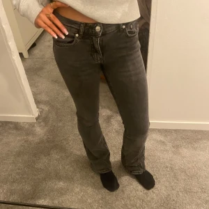 Grå jeans Bootcut  - Söker dessa grå jeans från Gina tricot i storlek 32. Kommer inte till användning och inte alls mycket använda💗💗