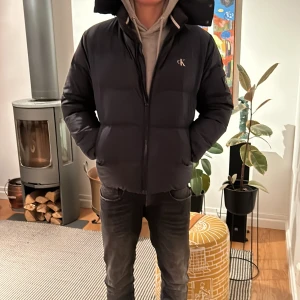 Mörkblå vinter jacka  - Säljer denna vinter jacka för att jag växt ur den.    Ny pris ca 3000kr men säljer för 999kr.               Skick 9/10, storlek M, grabben i bilden är 190