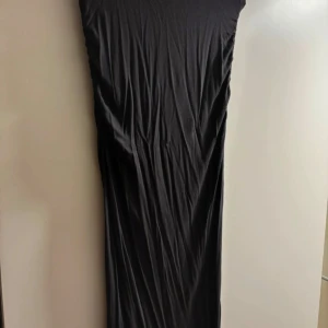 Lång kjol - Snygg grå kjol i ett mjukt och stretchigt material. Perfekt för en utekväll eller fest. Den har en elegant och stilren design som framhäver figuren. Ett måste i garderoben för alla som älskar minimalistisk stil!