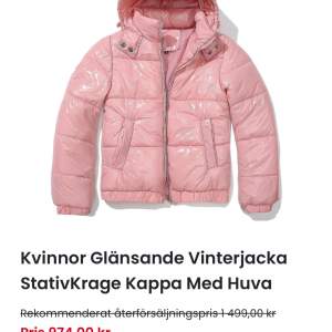 Rosa puff jacka HELT NY super söt, säljer då jag köpte för liten storlek. Skulle säga att den passar xs/xxs men är i storlek s nypris strax över 900💕💕