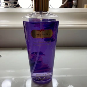 Love spell Victoria secret parfym - Den är använd fåtal gånger och är i mycket bra skick. En gansk söt doft av persika och körsbärs blomma. 