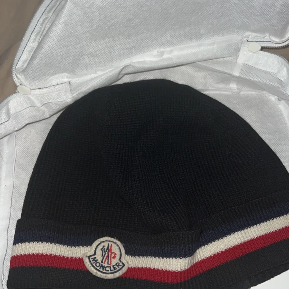 Svart mössa från Moncler - 93