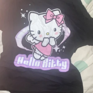 Hello kitty t-shirt - Säljer denna söta hello kitty t-shirt från new yorker! Mycket bra skick 💞