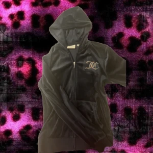 Juicy Couture kofta - En väldigt fin Juicy Couture kofta i färgen marinblå. Den har diamanter på baksidan där det står Juicy Couture och även där framme. Den är i bra skick. Det kan saknas några diamanter på baksidan men det är ingenting man märker eller kan se. 💕