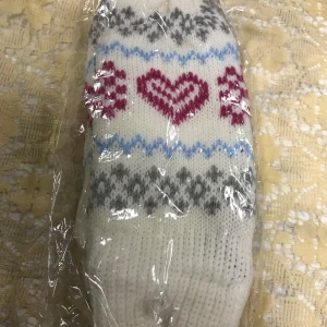 Stickade Fleece Vantar  - Säljer mysiga stickade vantar  i olika färger . Perfekta för vintern! Finns i vit, svart och rosa med inslag av blått och rött. De är nya och kommer i förpackning. Superfina att ha på sig när det är kallt ute! ❄️75kr/par 