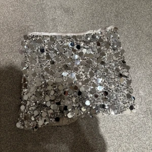 Glittrig/paljett kjol! - Säljer min superfina och populära paljettkjol från Zara i strl s. Perfekt till nyår eller andra festliga tillfällen! Aldrig använd, därav sitter lappen fortfarande kvar✨☺️