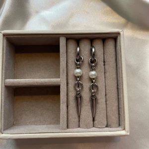 Lousie earrings  - 45kr per par, gjorda i rostfritt stål vilket innebär att metallen inte färgar av sig eller tappar färg💐