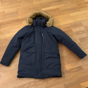 Mörkblå parkajacka  - Säljer en snygg mörkblå parkajacka från Everest. (Inga synliga loggor om man inte komma nära) Använd kanske 4 gånger då jag inte trivdes riktigt med den. Väldigt fint skick, inga spår av användning överhuvudtaget. Storlek S. Tveka inte att skriva om du har fler frågor 