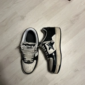 Bape skor - Säljer dessa feta bape skorna köpte dom för 4800 och har haft dom ett tag dom är inte jätte slitna dom är mest skitiga men det går att fixa om man tvättar dom och dom är en av dom könaste skorna jag har ägt. Priset går att diskutera 
