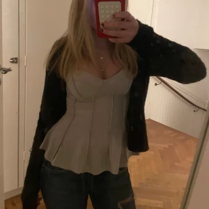 Beige korsett från H&M Divided - Säljer en snygg beige korsett topp från H&M Divided i storlek XS. Den har en figursydd passform med volangdetaljer nedtill och en söt hjärtformad urringning. Perfekt för festliga tillfällen eller en utekväll. Använd få gånger och i mycket bra skick!
