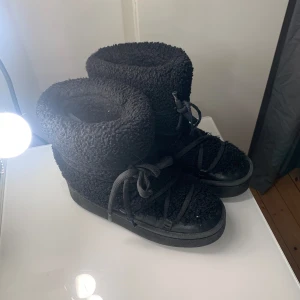 Uniki liknande  - Bra skick utom änden på ena snöret, bild 2. St 36💓 Pris kan diskuteras!