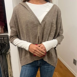 Trekvartsärmad kofta  - One size och passar någon från XS-L. (Tjejen på bilden är xs) 