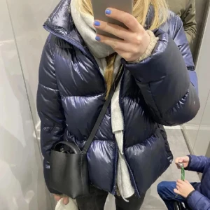 Mörkblå pufferjacka från Uniqlo - Säljer en snygg och bekväm mörkblå pufferjacka från Uniqlo. Den är i mycket bra skick och perfekt för höst och vinter. Jackan är tillverkad i ett lätt och glansigt material med dragkedja framtill. Den har långa ärmar och en hög krage för extra värme. Perfekt för kalla dagar! 🧥