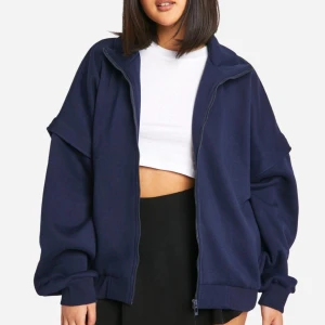 Mörkblå oversized jacka - Säljer en mörkblå oversized jacka i mycket bra skick. Den har en dragkedja framtill och långa ärmar. Perfekt för höst och vår när du vill ha en avslappnad stil. Jackan är gjord av ett mjukt material som känns skönt mot huden.